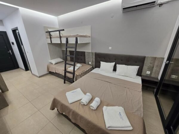 Икономична четворна стая с обща баня